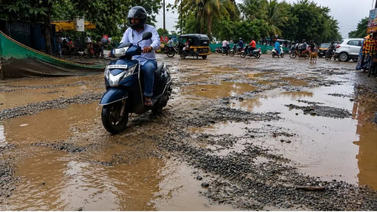 Pothole Crisis in Nashik:नाशिकमध्ये खड्ड्यांचा कहर! अमृतधाम परिसरात दोन युवक गंभीर जखमी; 'खड्डेमुक्त' दाव्याची पोलखोल
