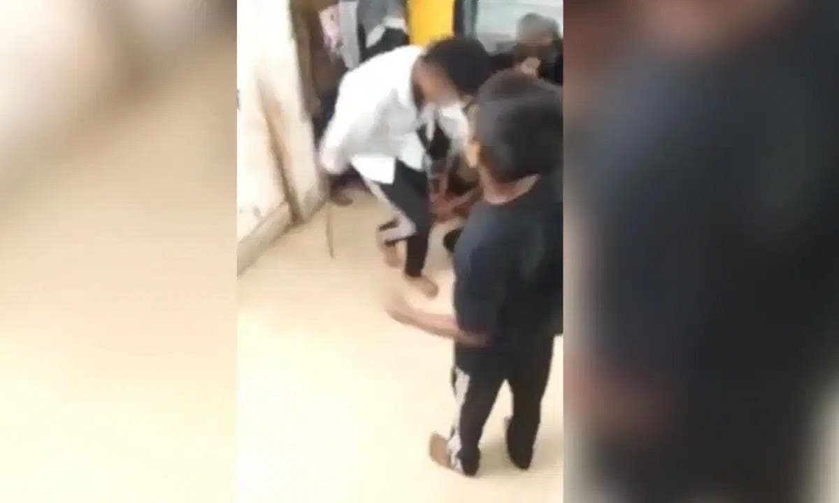 Shocking Incident: रॅगिंगच्या तक्रारीमुळे २० विद्यार्थ्यांना बेदम मारहाण