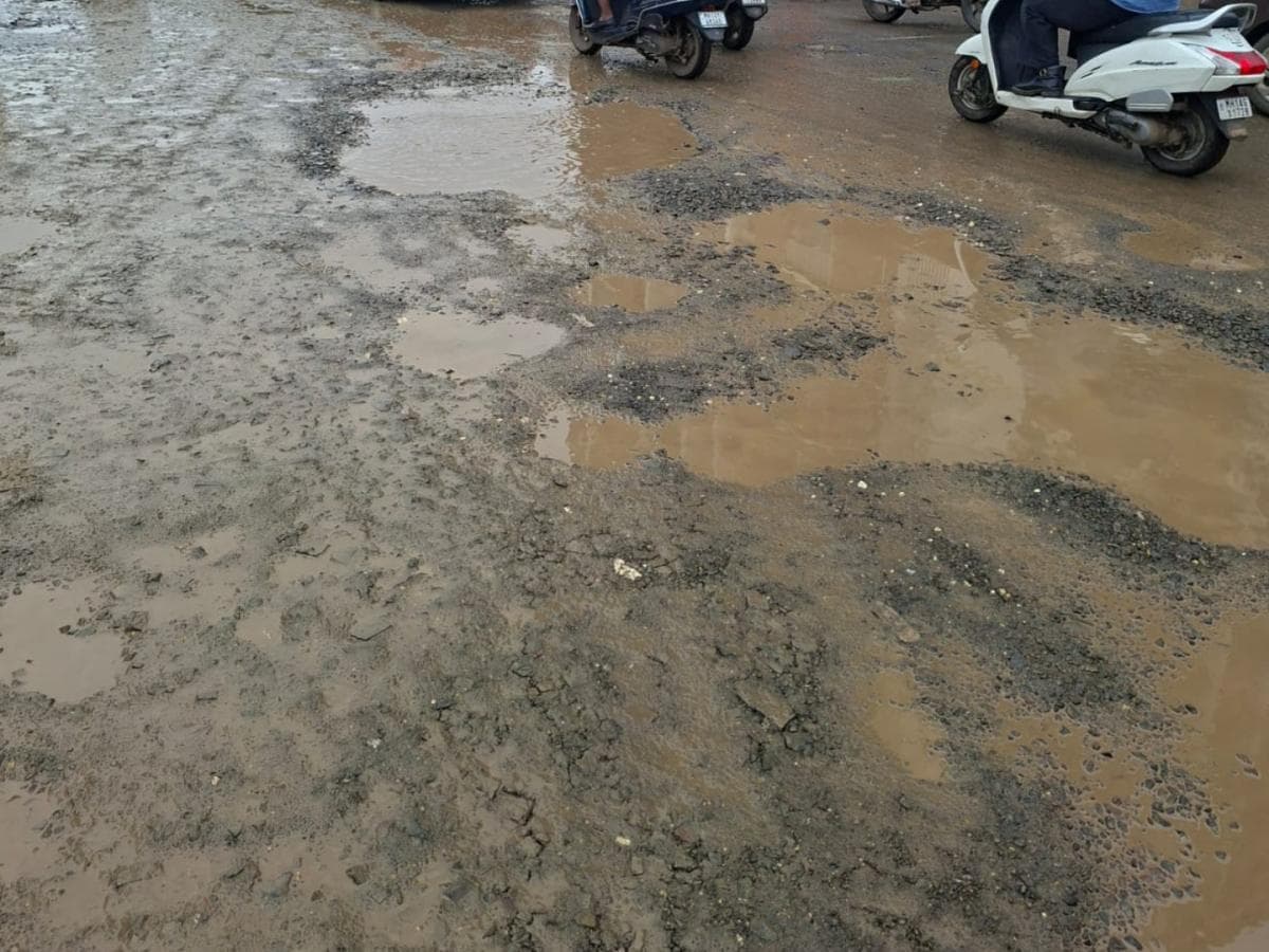Mayor's Claim of Fewer Potholes: पुणेकरांच्या जखमेवर मीठ चोळण्याचा प्रकार