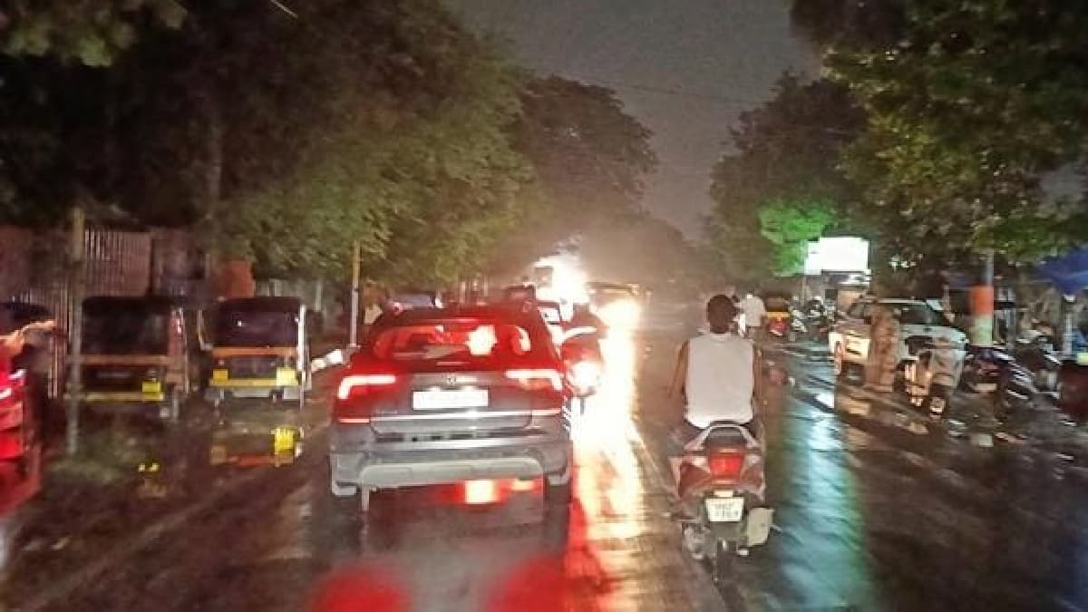 Dangerous Roads and Dark Streets:खड्डेमय रस्ते आणि बंद पथदिवे; अंधाऱ्या रस्त्यावरून नागरिकांचा धोकादायक प्रवास