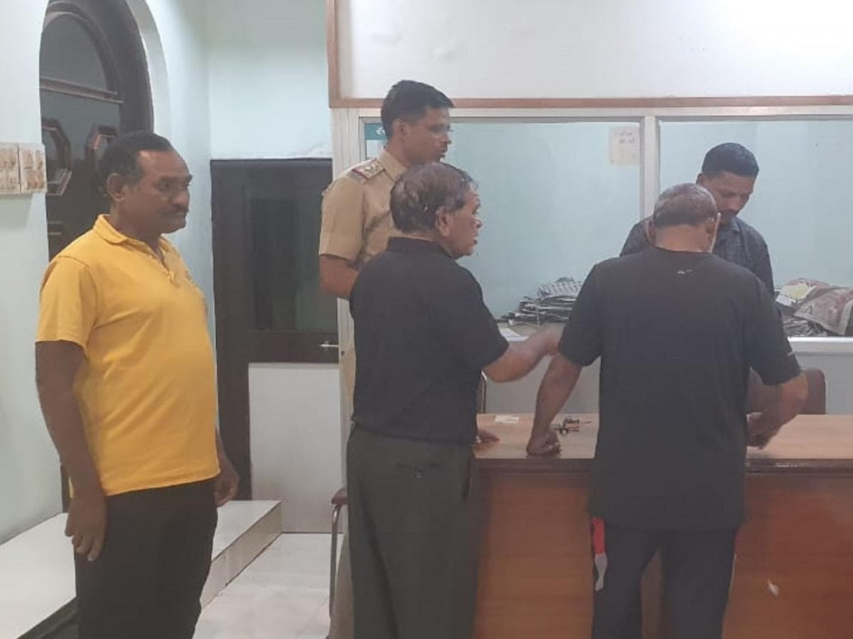 Kolhapur: गर्भपातासाठी आलेल्या ५० जणांची नावे दिली, निवृत्त सिव्हिल सर्जन गायकवाडला मदतनिसासह फिरविले.