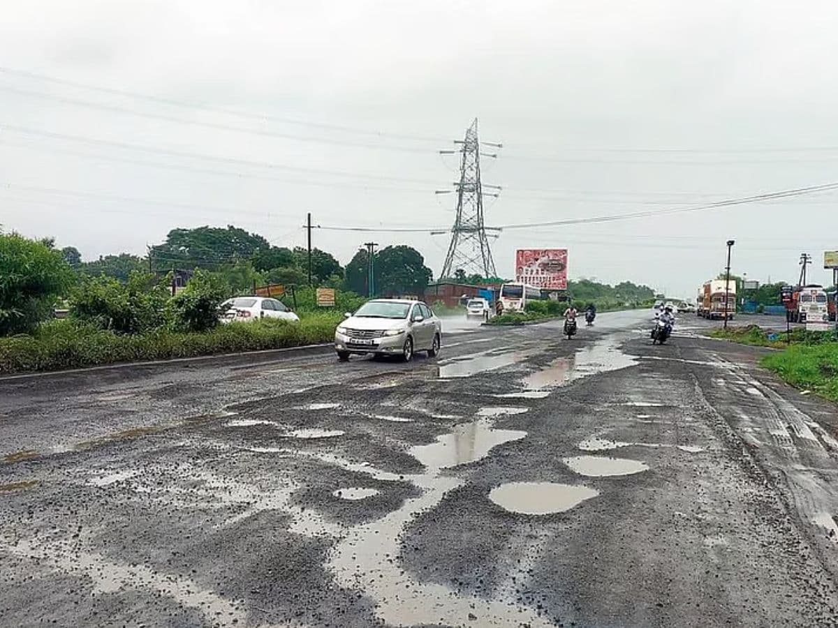 Nashik Potholes: नाशिकचे खड्डे किती मस्त; संकटमोचक पक्षफोडीत व्यस्त