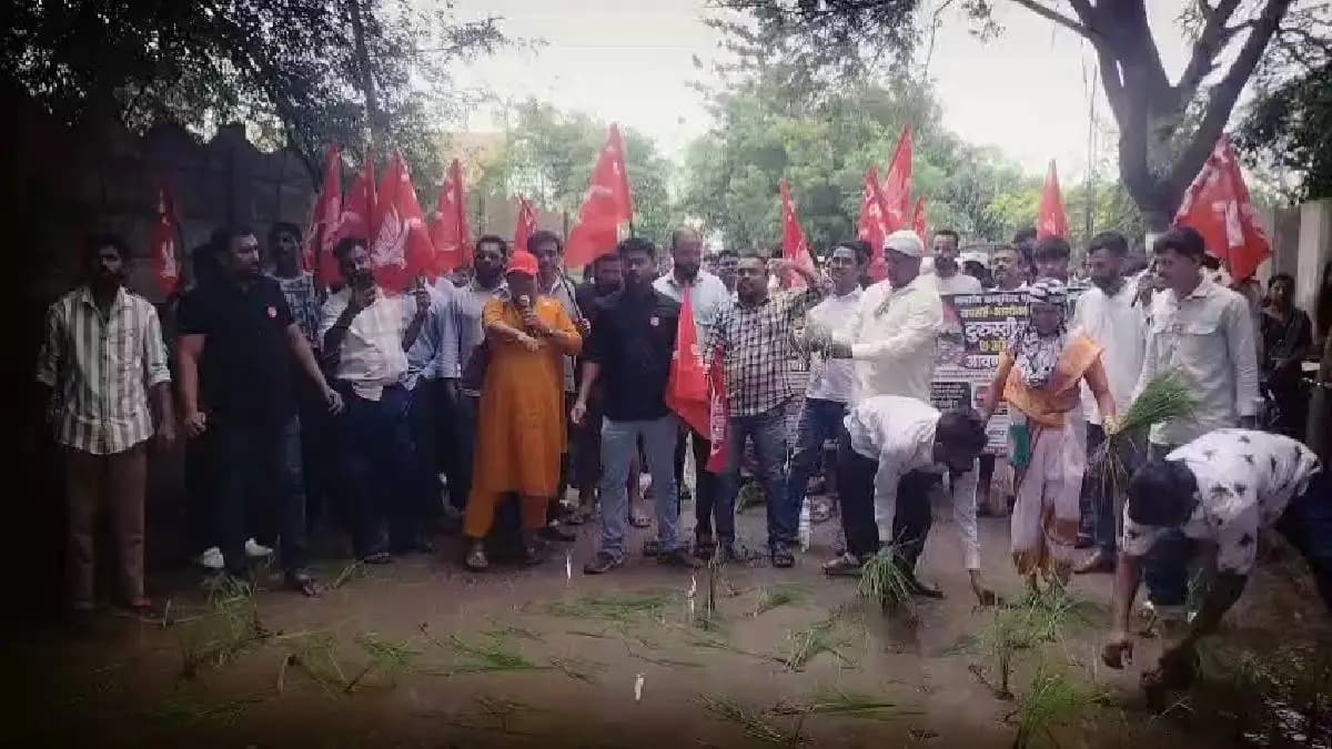Road conditions lead to protest: रस्त्याच्या दुरवस्थेमुळे नागरिकांनी चिखलात भात रोपं लागवड ; भाकपचे प्रशासनाविरोधात जोरदार आंदोलन