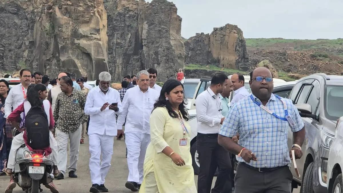 Surprise Visit to Illegal Mining Sites:नगरमधील अवैध गौण खनिज उत्खनन ठिकाणी अचानक भेट