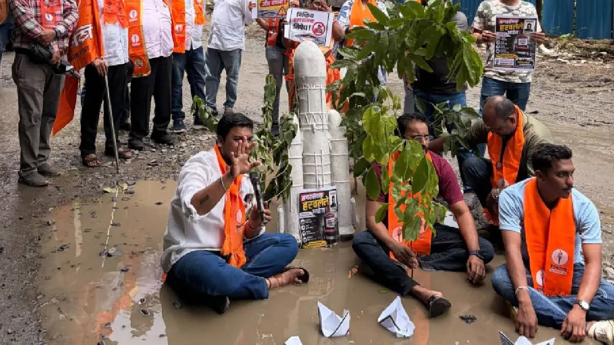 Protest Against Potholes:रस्त्यांवरील खड्ड्यांविरोधात शिवसेनेचे निषेध आंदोलन