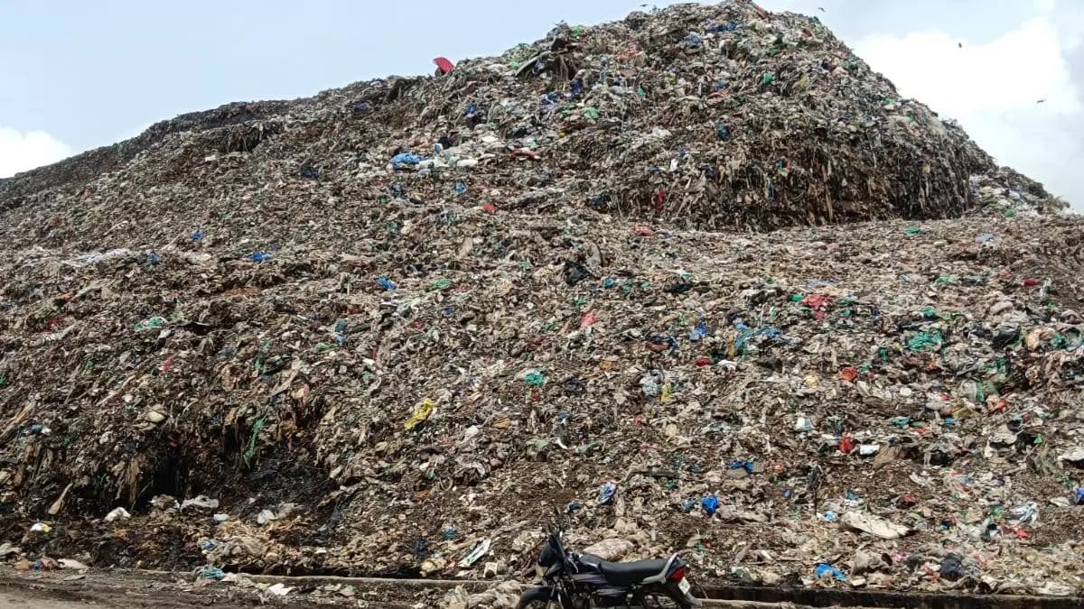 Waste Management Update:मोशी दुर्घटनेला एक महिना पूर्ण! आयुक्त म्हणाले, कचऱ्याचे डोंगर आतापर्यंत हटणे अपेक्षित होते, पण…