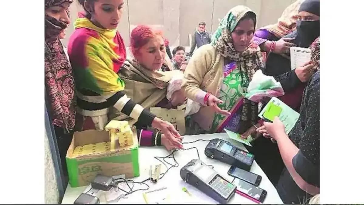 Food Distribution Center 4 km Away:अर्नाळ्यातील आपत्तीग्रस्तांची फरफट