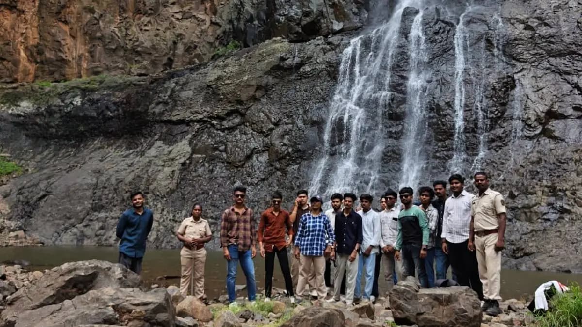 Nature's Beauty at Chichati Waterfall: चिचाटी धबधब्याच्या सौंदर्याने पर्यटकांना भुरळ घातली