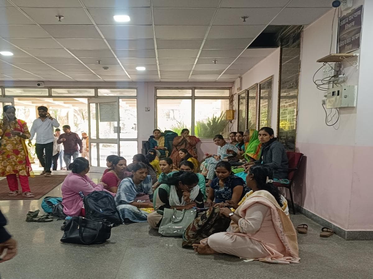 Teacher Recruitment: शिक्षक भरतीस इंग्रजी माध्यमाची अट; उमेदवारांचा ठिय्या अन् कोल्हापूर झेडपीत गदारोळ