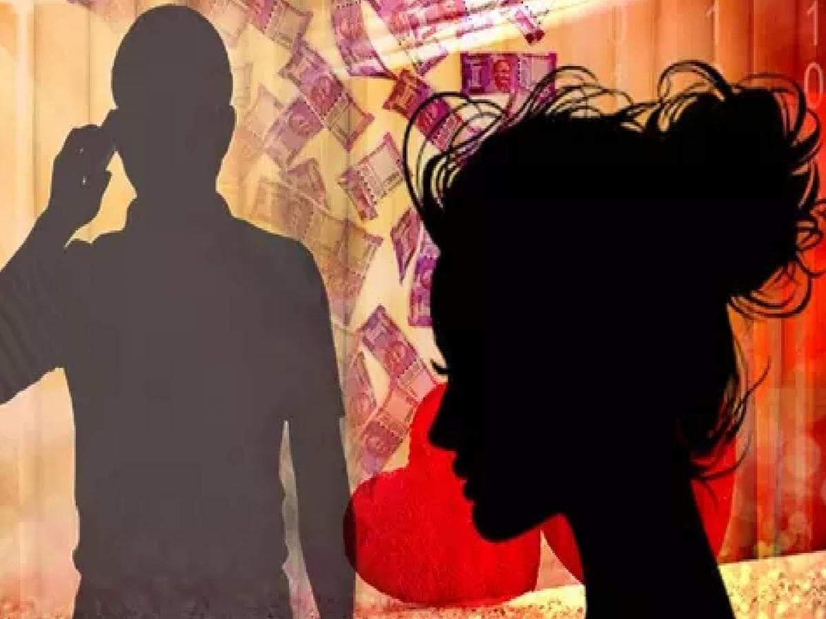 Honey Trap Scam: १.३९ कोटींचा गंडा; अधिकाऱ्याच्या तक्रारीनंतर गुन्हा दाखल