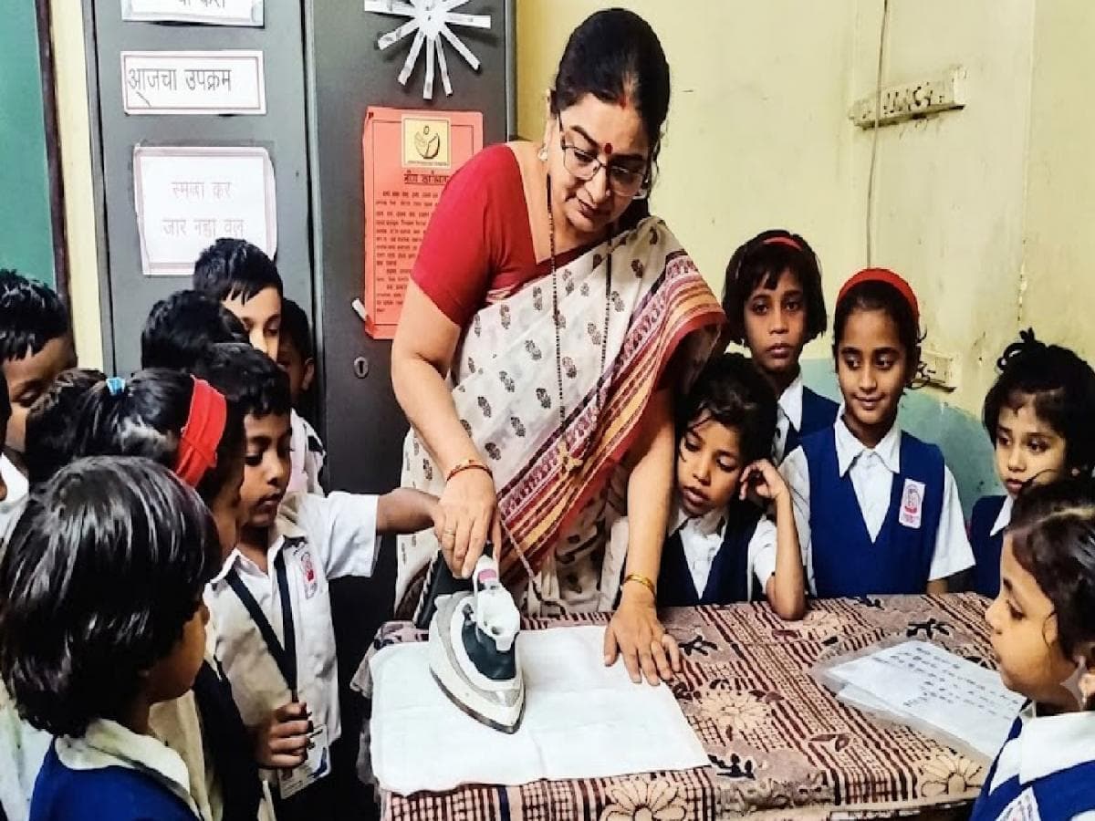 Innovative Teaching Methods:चेंबूरच्या शिक्षिकेने लॅमिनेशन शिकवले