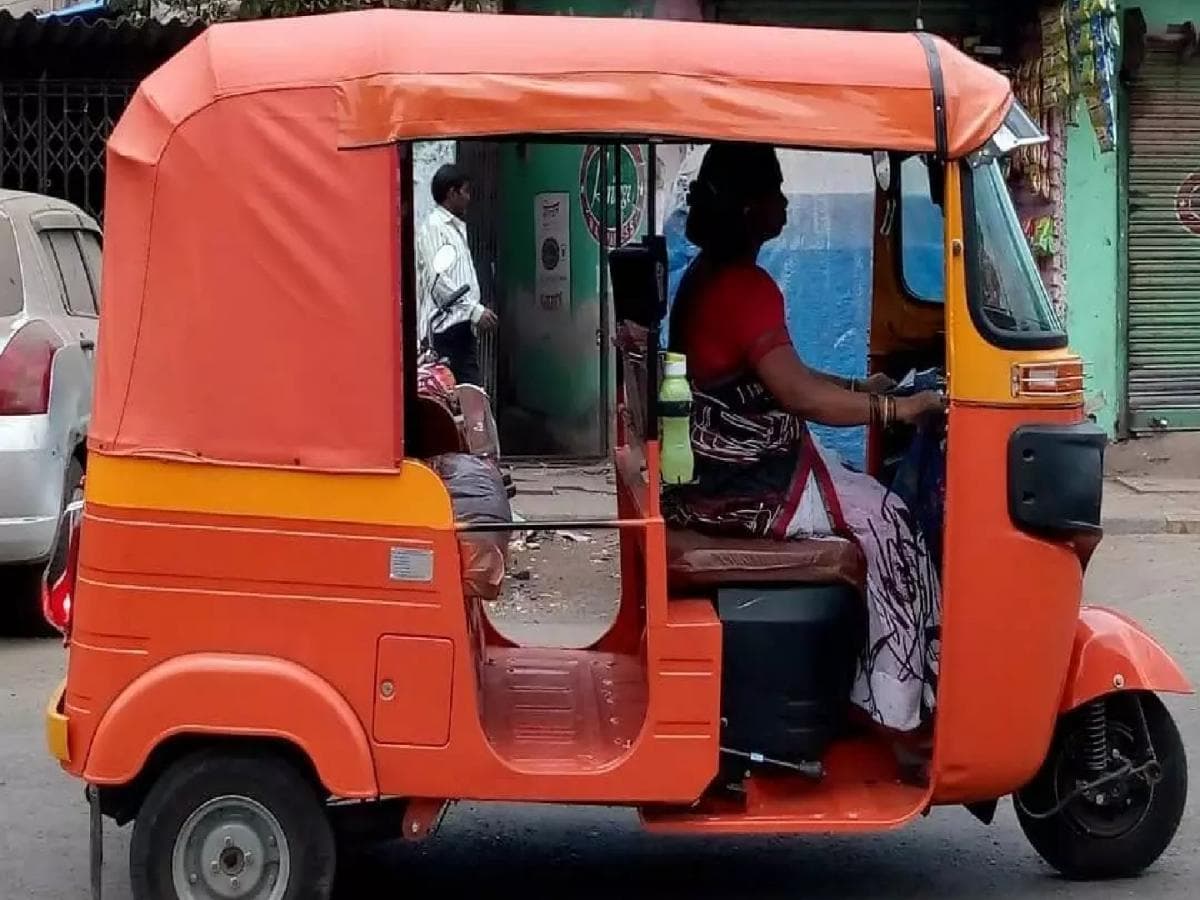 Women Empowerment through Driving: मुंबईत १३५ महिलांना रिक्षा चालवण्याचे प्रशिक्षण