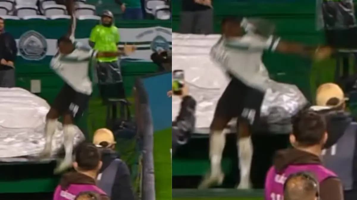 Bizarre Goal Celebration: गोल केल्यानंतर चाहत्यांकडे धावला अन् अचानक झाला गायब!