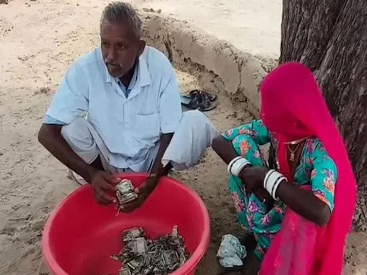 Farmer Buries Money:शेतकऱ्याने ५ लाख रुपये जमिनीत पुरले