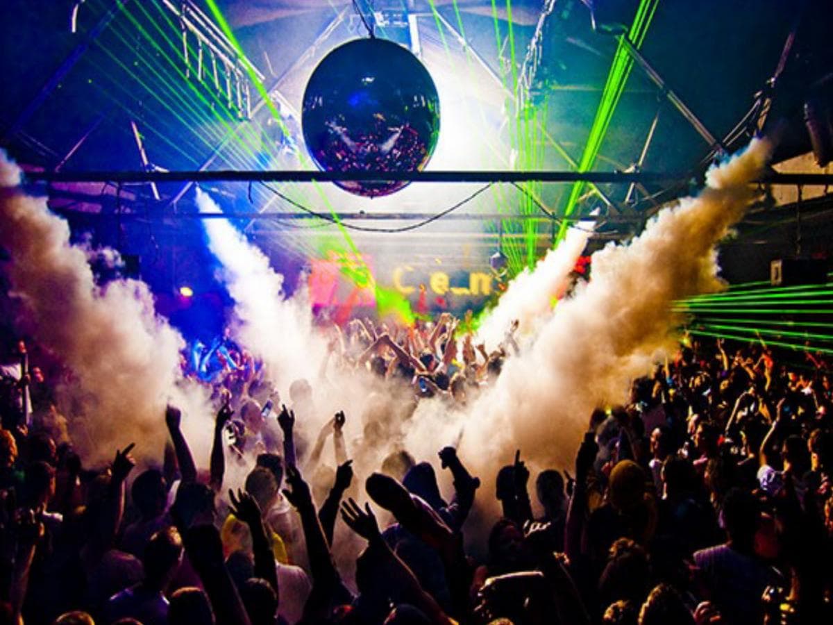 Police Raid on Nightclub: पुण्यातील पबवर पोलिसांची धाड, ८९ ग्राहक ताब्यात