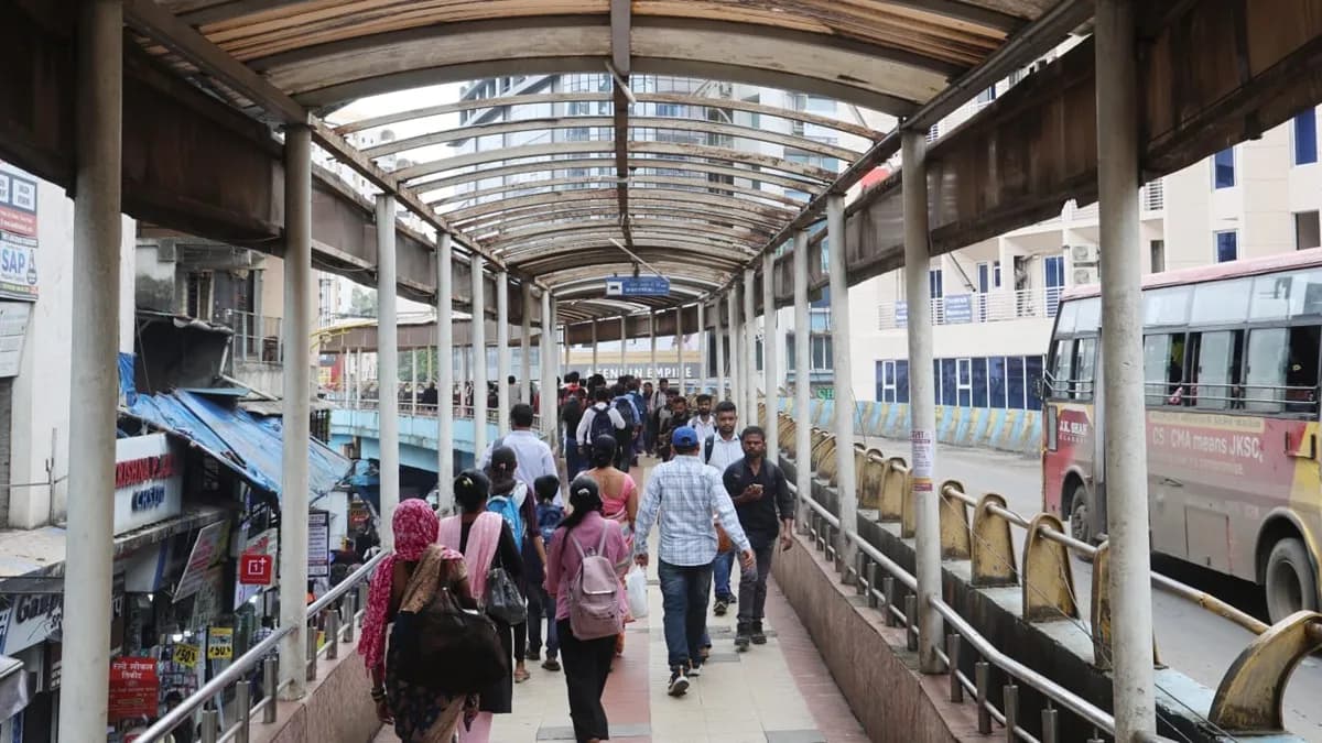 Skywalk Issues in Thane:ठाणे स्थानकाबाहेरील स्कायवॉक छताविना असल्याने प्रवाशांना पावसाचा मारा