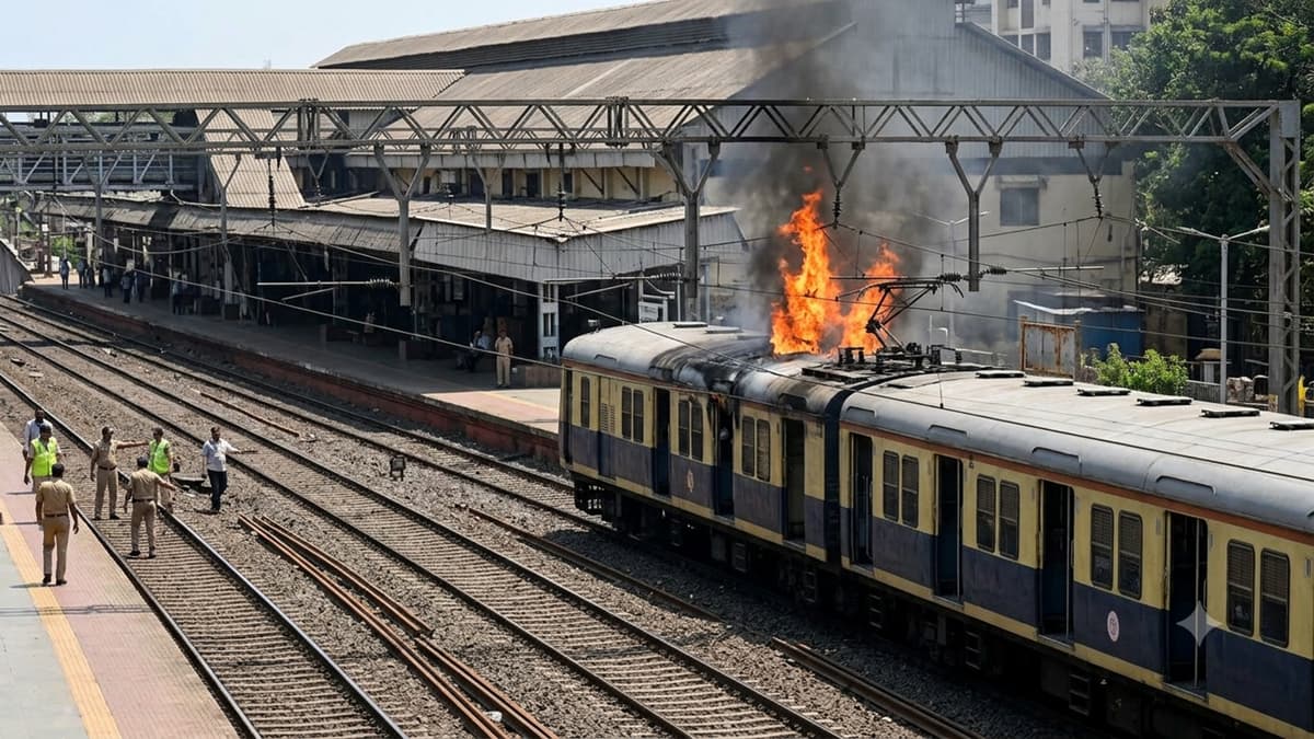 Fire on Overhead Wire near Mulund Station:मुलुंड स्थानकाजवळ ओव्हरहेड वायरला आग लागली