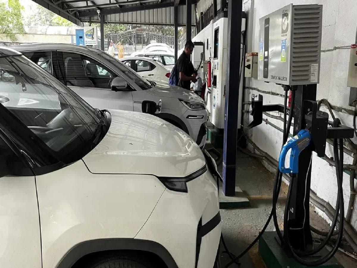 Charging Stations in RTOs:आरटीओमध्ये चार्जिंग स्टेशन्स उभारण्याची तयारी