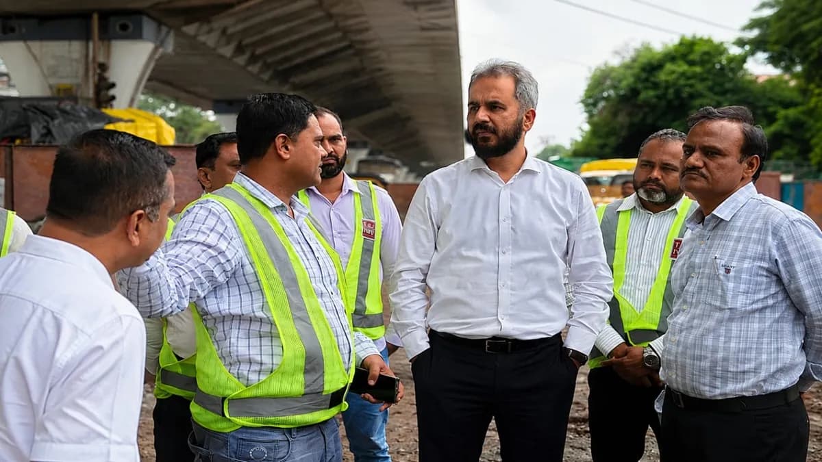 Action Plan for Nashik:खड्डेमय नाशिकवर रोष; कुंभमेळा आयुक्तांचा ॲक्शन प्लॅन, द्वारका, त्र्यंबक रस्त्यांसाठी ३१ ऑगस्टची डेडलाइन