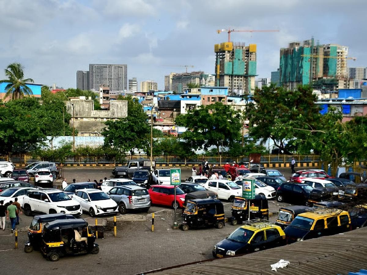 Parking Charges at Bandra Terminus:वांद्रे टर्मिनस येथे पार्किंगच्या नावाखाली ३० ऐवजी १०० रुपयांची सर्रास आकारणी